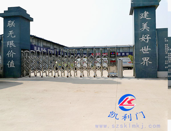 伸縮門遙控電動無軌配輕松推桿而過通道三輥閘的安裝